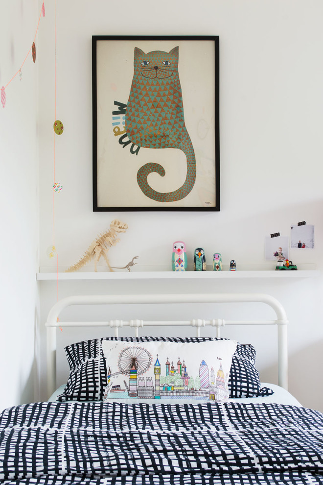 Immagine di una piccola cameretta per bambini da 4 a 10 anni nordica con pareti bianche e moquette