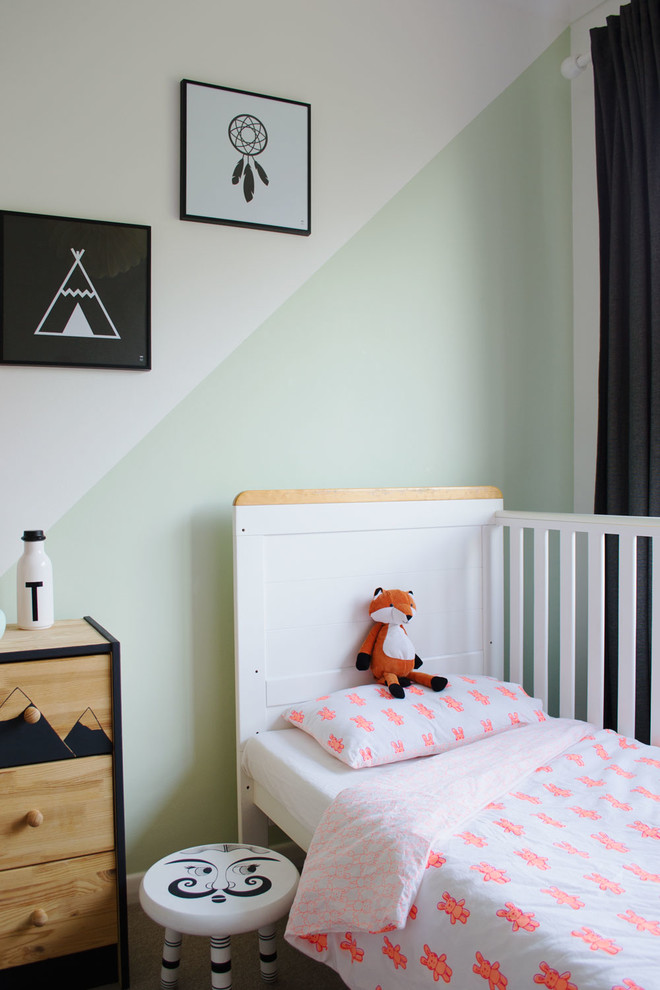 Пример оригинального дизайна: маленькая нейтральная детская в скандинавском стиле с спальным местом, белыми стенами и ковровым покрытием для на участке и в саду, ребенка от 4 до 10 лет
