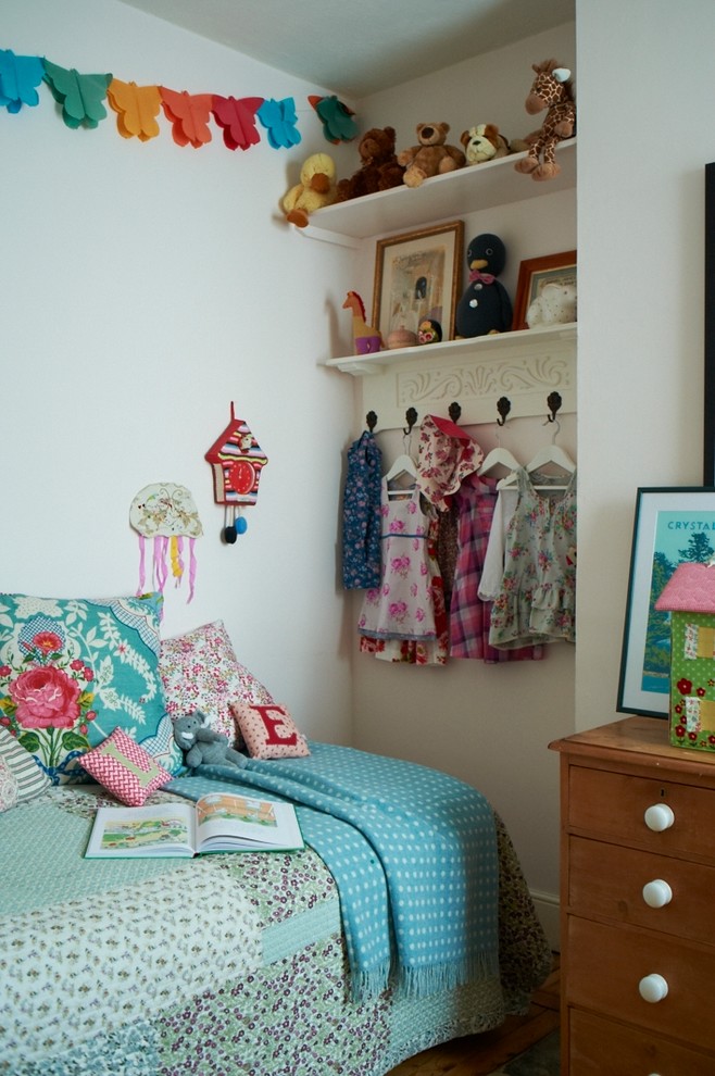 Inredning av ett shabby chic-inspirerat mellanstort barnrum kombinerat med sovrum