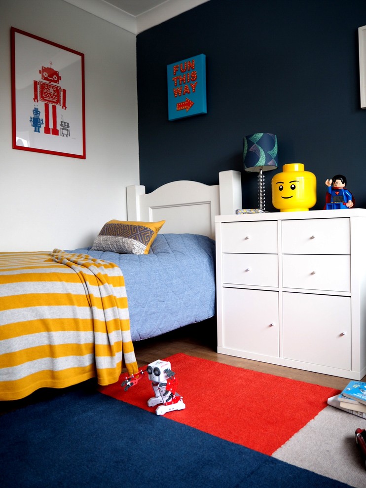 Идея дизайна: детская среднего размера в современном стиле с спальным местом, синими стенами и полом из ламината для ребенка от 4 до 10 лет, мальчика