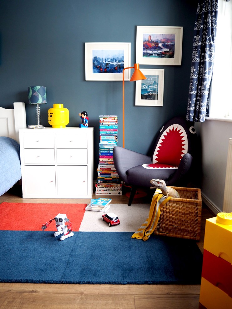 Идея дизайна: детская среднего размера в современном стиле с спальным местом, синими стенами и полом из ламината для ребенка от 4 до 10 лет, мальчика