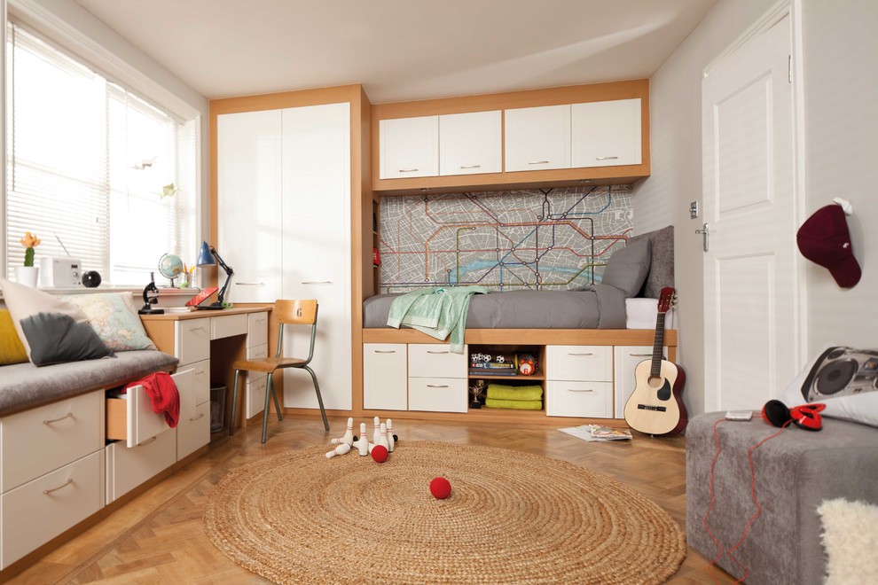 Diseño de dormitorio infantil contemporáneo de tamaño medio con paredes grises y suelo de madera en tonos medios