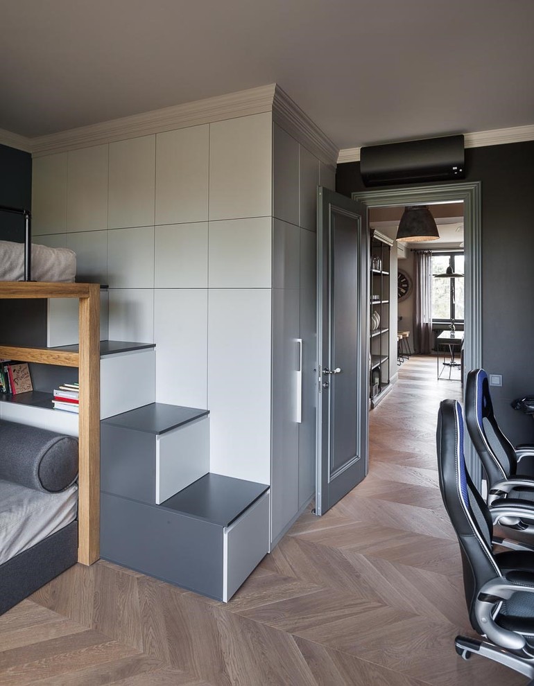 Modelo de dormitorio infantil moderno pequeño con paredes grises y suelo de madera clara