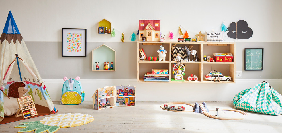 Imagen de dormitorio infantil de 4 a 10 años contemporáneo de tamaño medio con paredes grises, suelo de madera pintada y suelo blanco