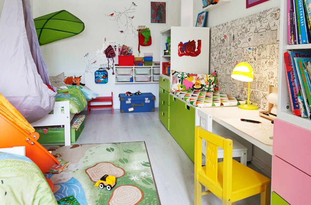 Diseño de dormitorio infantil de 4 a 10 años bohemio pequeño con paredes multicolor, suelo laminado y suelo blanco