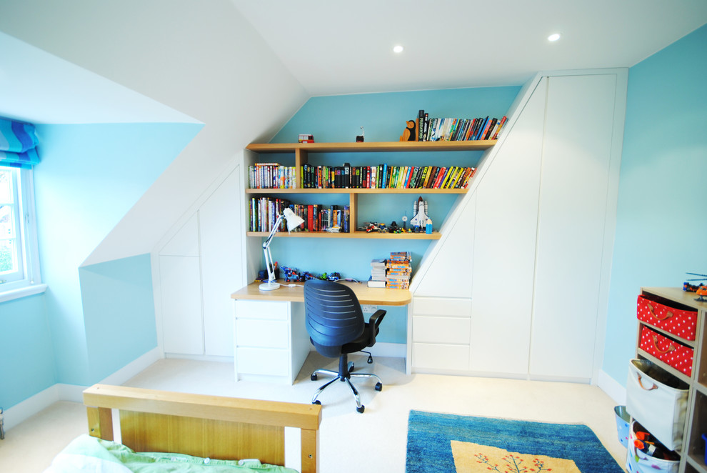 ロンドンにある中くらいなコンテンポラリースタイルのおしゃれな子供部屋 (青い壁、カーペット敷き、児童向け) の写真