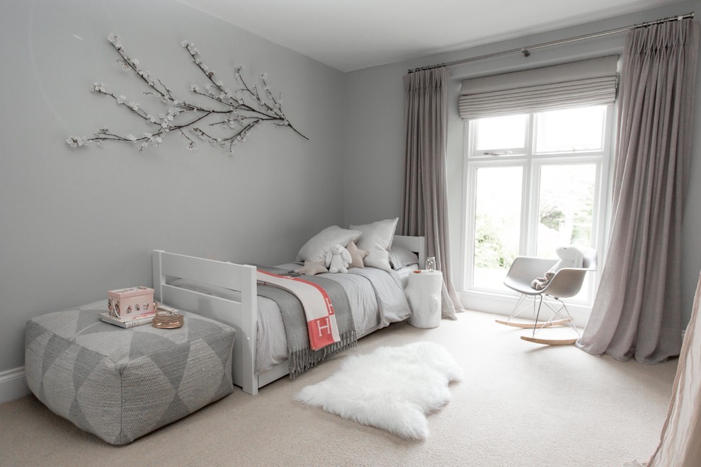 Ejemplo de dormitorio infantil de 4 a 10 años nórdico de tamaño medio con paredes grises, moqueta y suelo beige