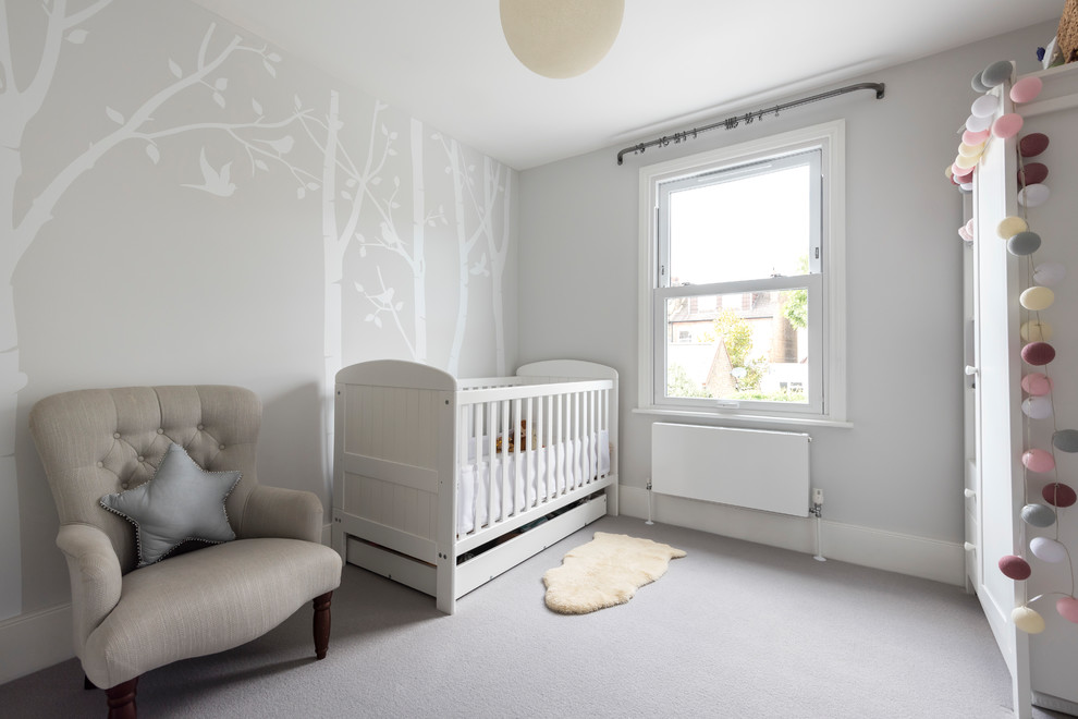 Ispirazione per una cameretta per neonata contemporanea di medie dimensioni con pareti beige, moquette e pavimento beige
