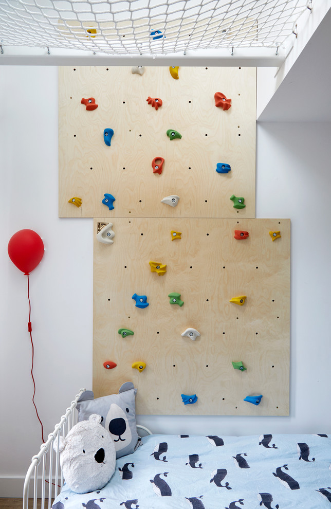 Esempio di una piccola cameretta per bambini minimal con pareti multicolore e parquet chiaro