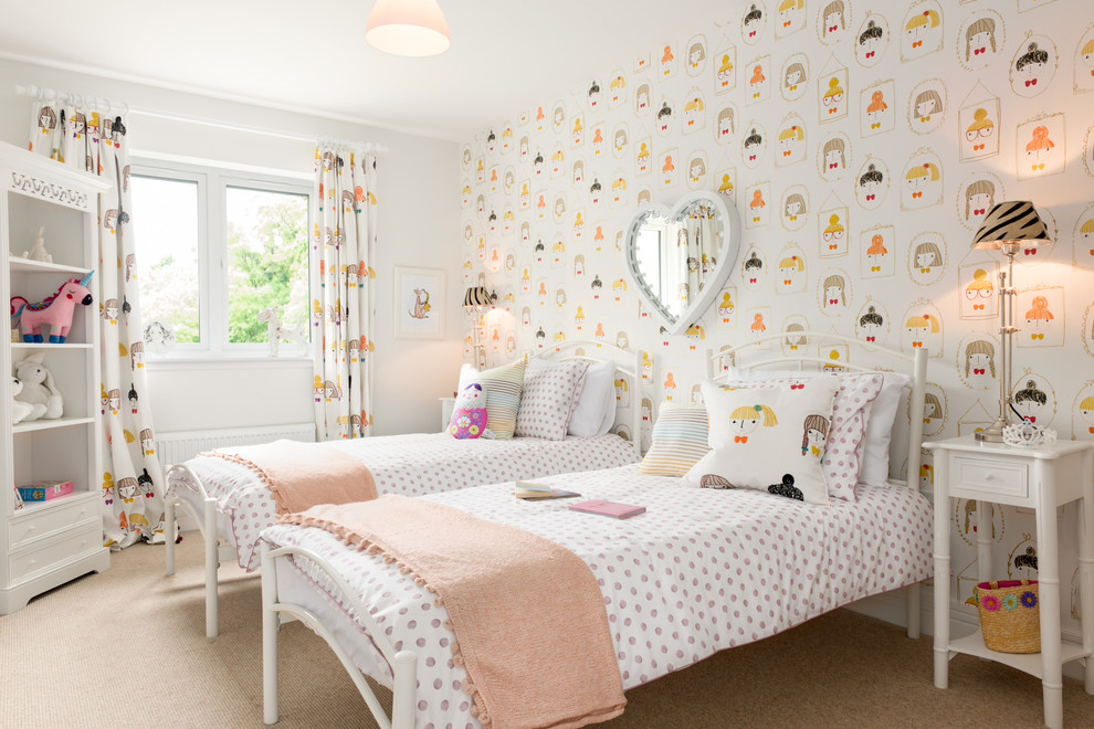 На фото: детская в стиле неоклассика (современная классика) с спальным местом, разноцветными стенами и ковровым покрытием для ребенка от 4 до 10 лет, девочки