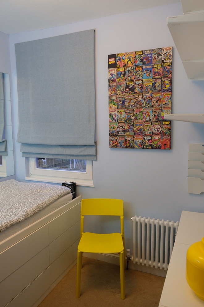Пример оригинального дизайна: маленькая детская в стиле модернизм с спальным местом, синими стенами, ковровым покрытием и бежевым полом для на участке и в саду, подростка, мальчика