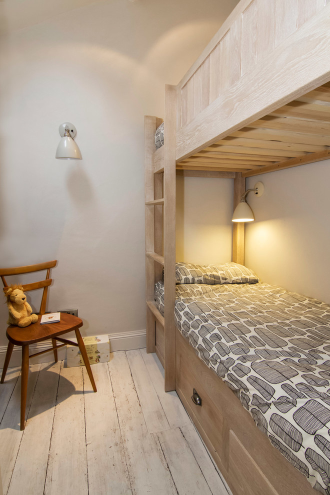 Cette image montre une petite chambre d'enfant de 4 à 10 ans style shabby chic avec un mur gris, parquet peint, un sol blanc et un lit superposé.