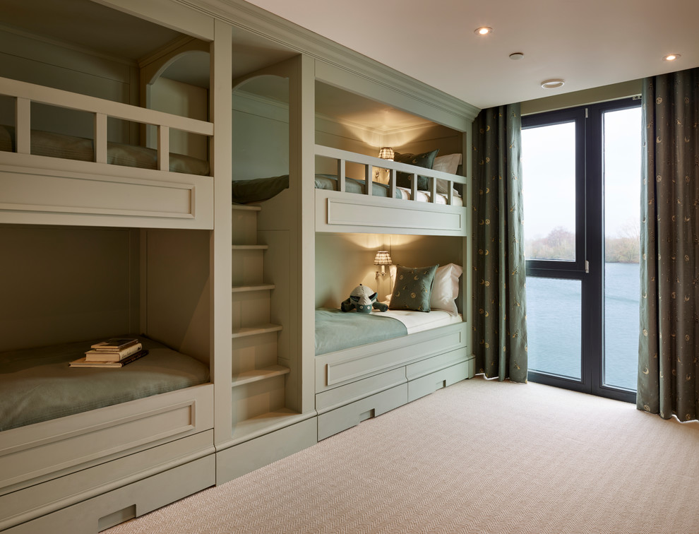 Inspiration för ett funkis könsneutralt barnrum kombinerat med sovrum och för 4-10-åringar, med gröna väggar, heltäckningsmatta och beiget golv