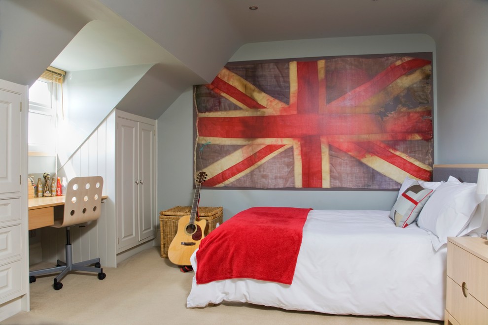 Klassisches Jungszimmer mit blauer Wandfarbe, Teppichboden und Schlafplatz in Gloucestershire