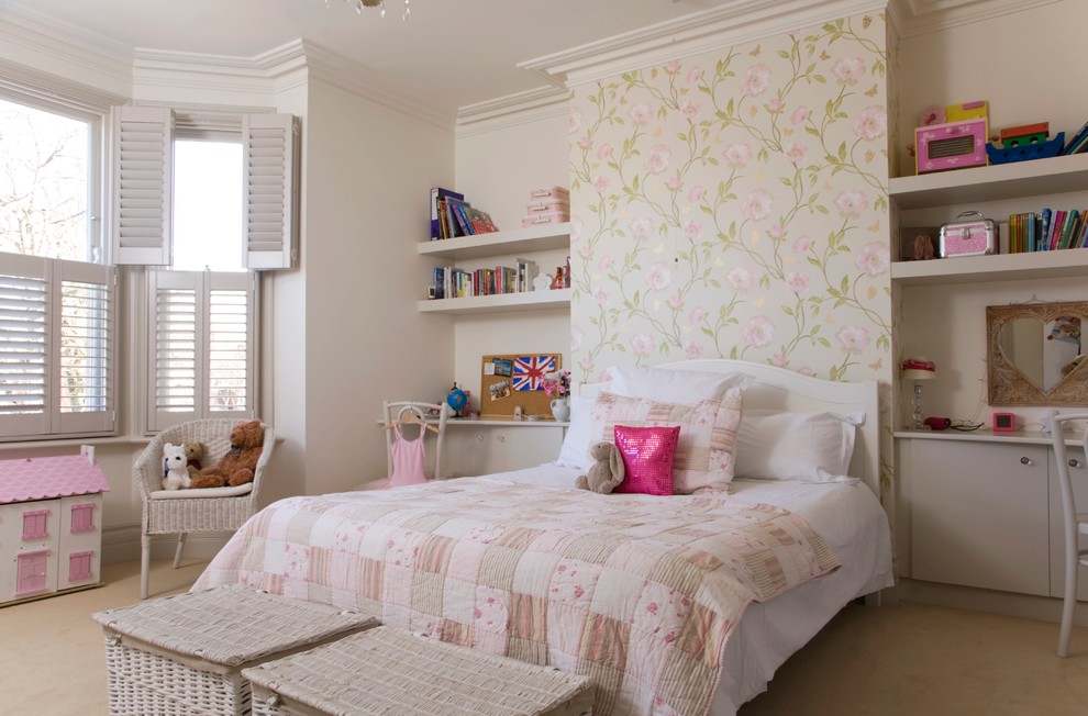Bild på ett vintage flickrum kombinerat med sovrum, med heltäckningsmatta och vita väggar