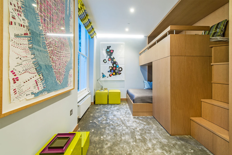 Свежая идея для дизайна: большая детская в современном стиле с спальным местом, белыми стенами, ковровым покрытием и серым полом для ребенка от 4 до 10 лет - отличное фото интерьера