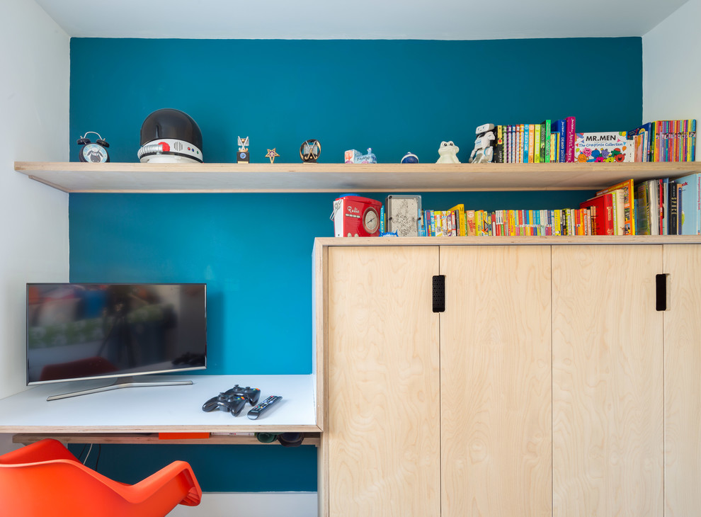 Réalisation d'une chambre d'enfant design avec un mur bleu, moquette et un sol gris.