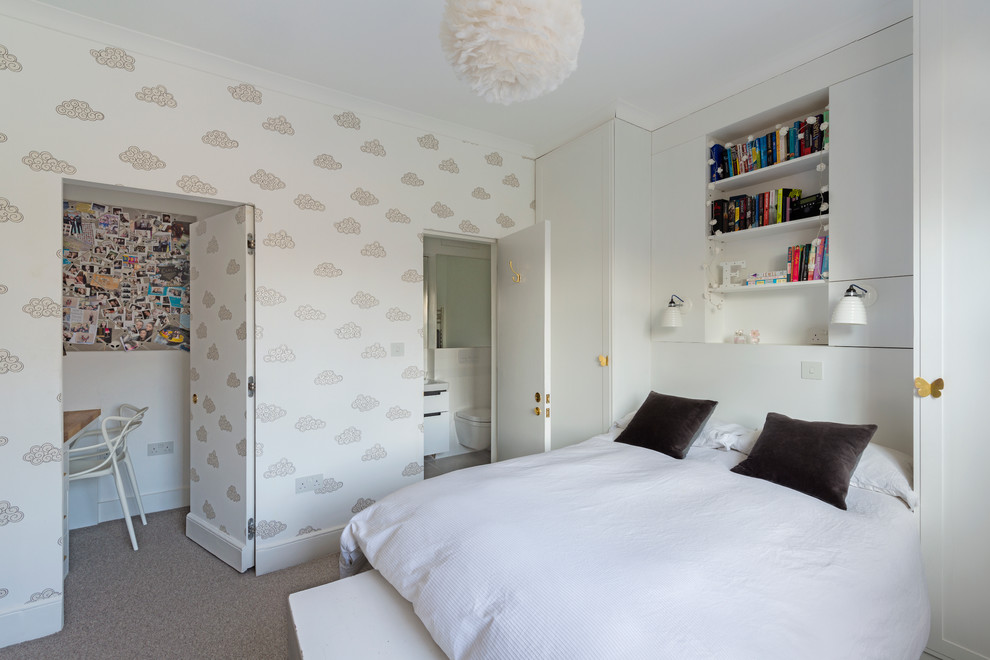 Inspiration för moderna könsneutrala tonårsrum kombinerat med sovrum, med vita väggar och heltäckningsmatta