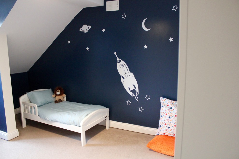 Réalisation d'une chambre de garçon de 1 à 3 ans design avec un mur bleu, moquette et un sol beige.
