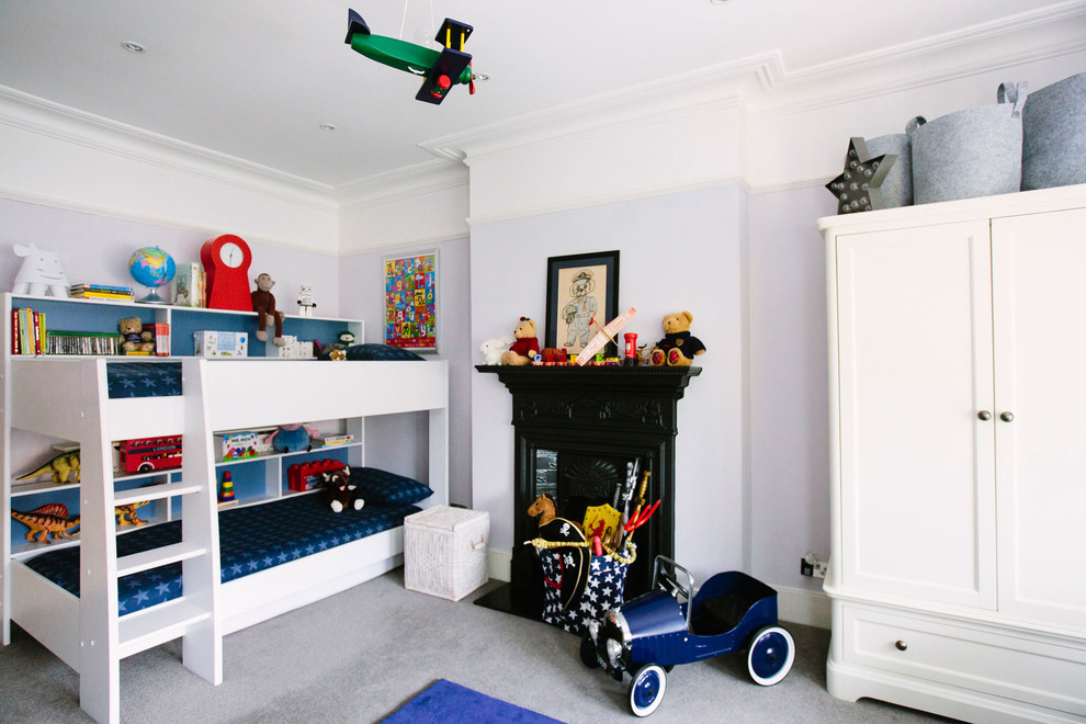 Свежая идея для дизайна: детская среднего размера в викторианском стиле с спальным местом и ковровым покрытием для ребенка от 4 до 10 лет, мальчика - отличное фото интерьера