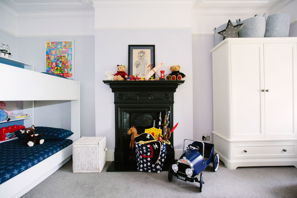 Пример оригинального дизайна: детская среднего размера в викторианском стиле с спальным местом и ковровым покрытием для ребенка от 4 до 10 лет, мальчика