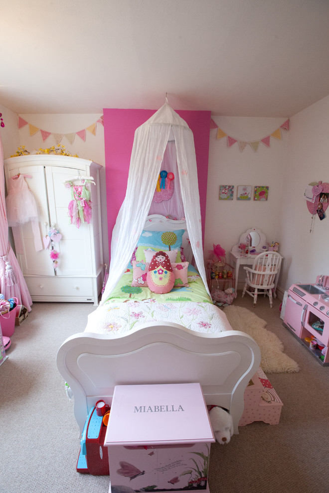 Kleines Eklektisches Kinderzimmer mit weißer Wandfarbe und Teppichboden in Berkshire