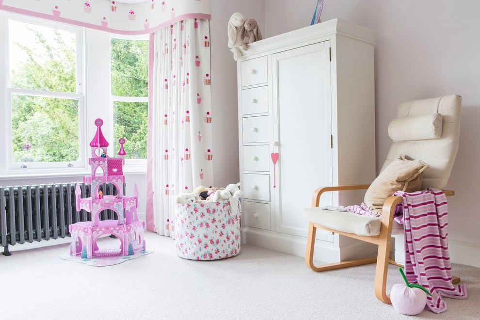 Imagen de dormitorio infantil de 4 a 10 años contemporáneo con paredes rosas y moqueta
