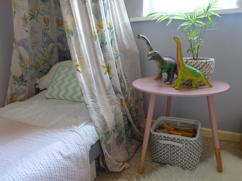 На фото: маленькая детская в стиле шебби-шик с спальным местом, серыми стенами, ковровым покрытием и синим полом для на участке и в саду, ребенка от 1 до 3 лет, девочки