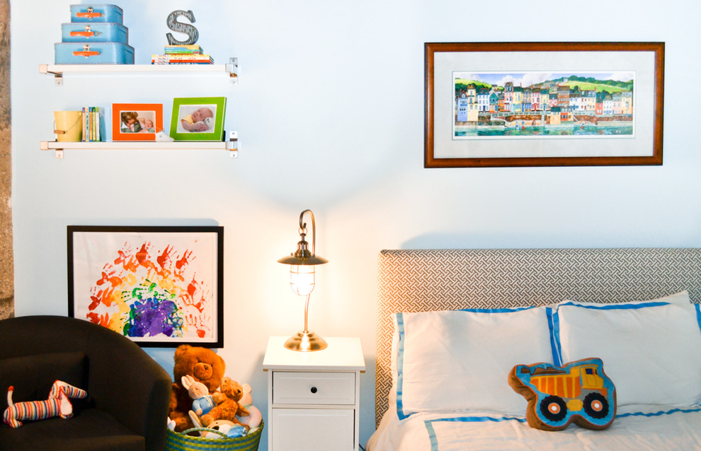 Ispirazione per una cameretta per bambini da 1 a 3 anni tradizionale di medie dimensioni con pareti blu e moquette