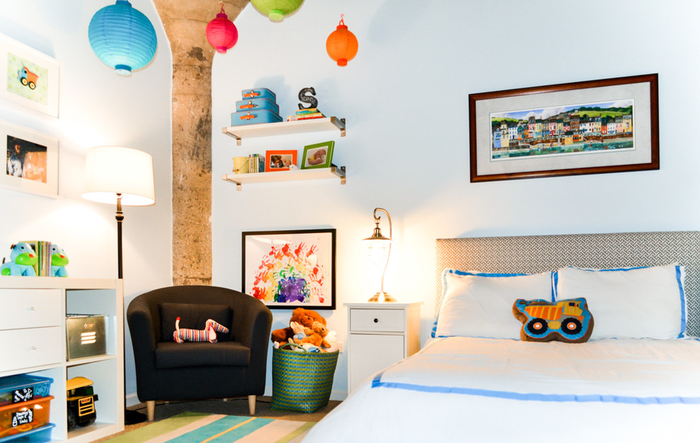 Идея дизайна: детская среднего размера в стиле неоклассика (современная классика) с спальным местом, синими стенами и ковровым покрытием для ребенка от 1 до 3 лет, мальчика
