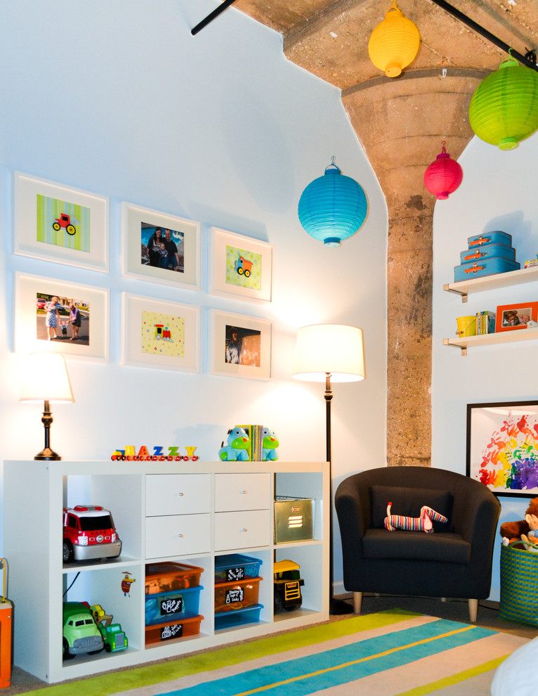Стильный дизайн: детская среднего размера в стиле неоклассика (современная классика) с спальным местом, синими стенами и ковровым покрытием для ребенка от 1 до 3 лет, мальчика - последний тренд