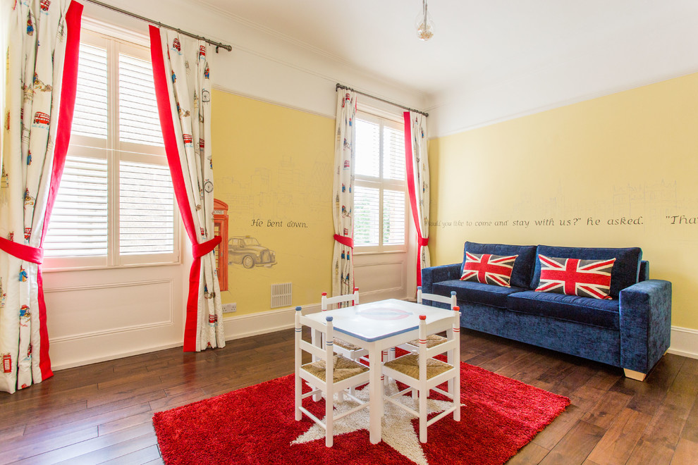 Idées déco pour une chambre d'enfant de 1 à 3 ans contemporaine de taille moyenne avec un mur jaune et parquet foncé.