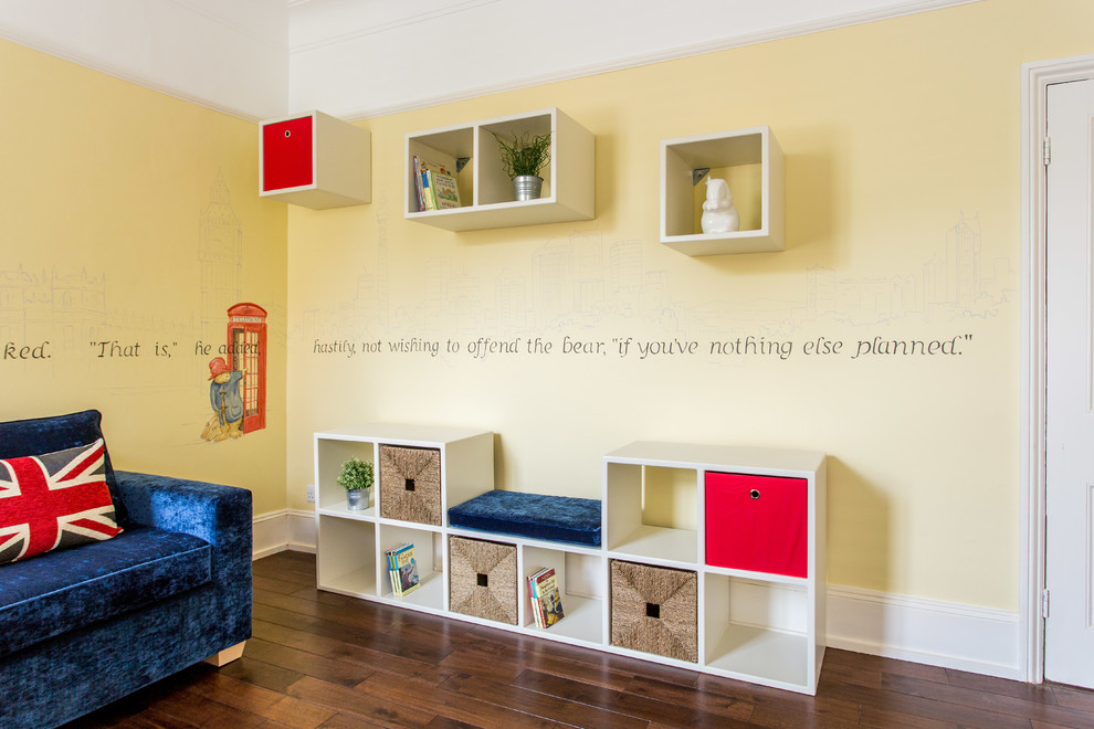Réalisation d'une chambre d'enfant de 1 à 3 ans design de taille moyenne avec un mur jaune et parquet foncé.