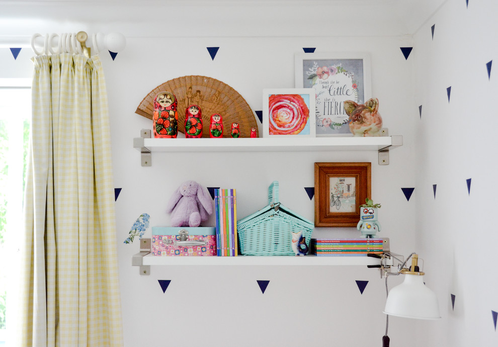 Cette image montre une petite chambre d'enfant de 4 à 10 ans bohème avec un mur blanc et moquette.