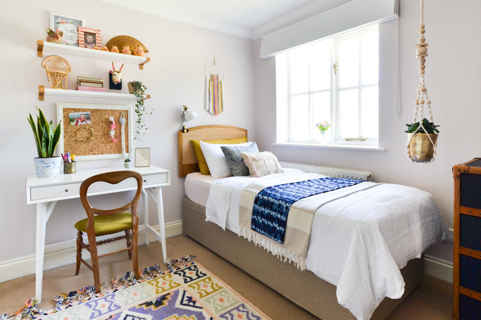Inspiration för små moderna barnrum kombinerat med sovrum, med heltäckningsmatta, beiget golv och vita väggar