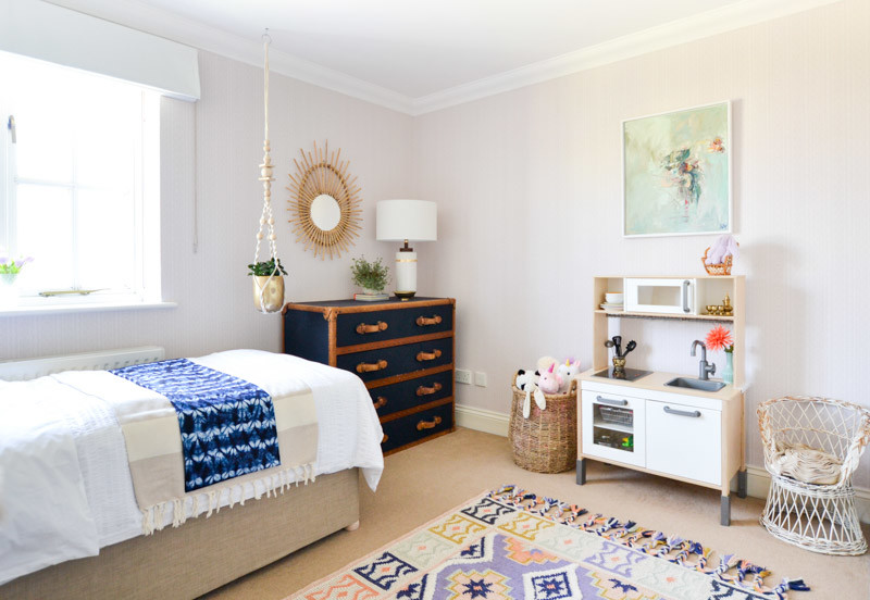 Immagine di una piccola cameretta per bambini da 4 a 10 anni boho chic con pareti beige, moquette e pavimento beige