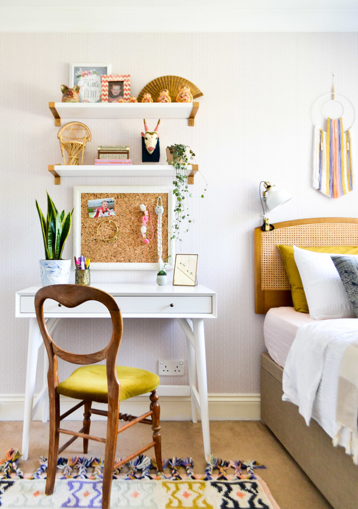 Immagine di una piccola cameretta per bambini da 4 a 10 anni eclettica con pareti beige, moquette e pavimento beige