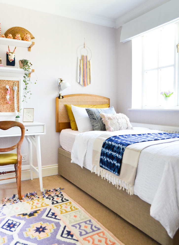 Imagen de dormitorio infantil de 4 a 10 años bohemio pequeño con paredes beige, moqueta y suelo beige