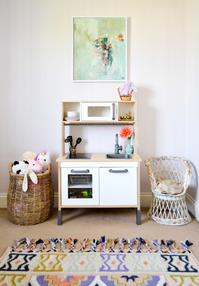 Idee per una piccola cameretta per bambini da 4 a 10 anni boho chic con pareti beige, moquette e pavimento beige