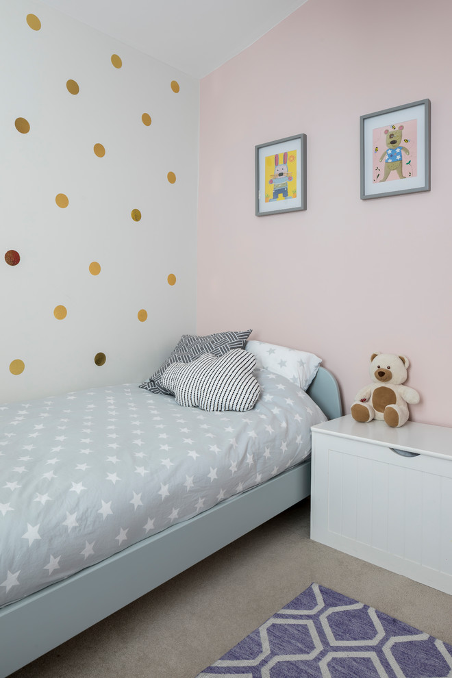 Idee per una cameretta per bambini da 4 a 10 anni design di medie dimensioni con pareti rosa, moquette e pavimento grigio