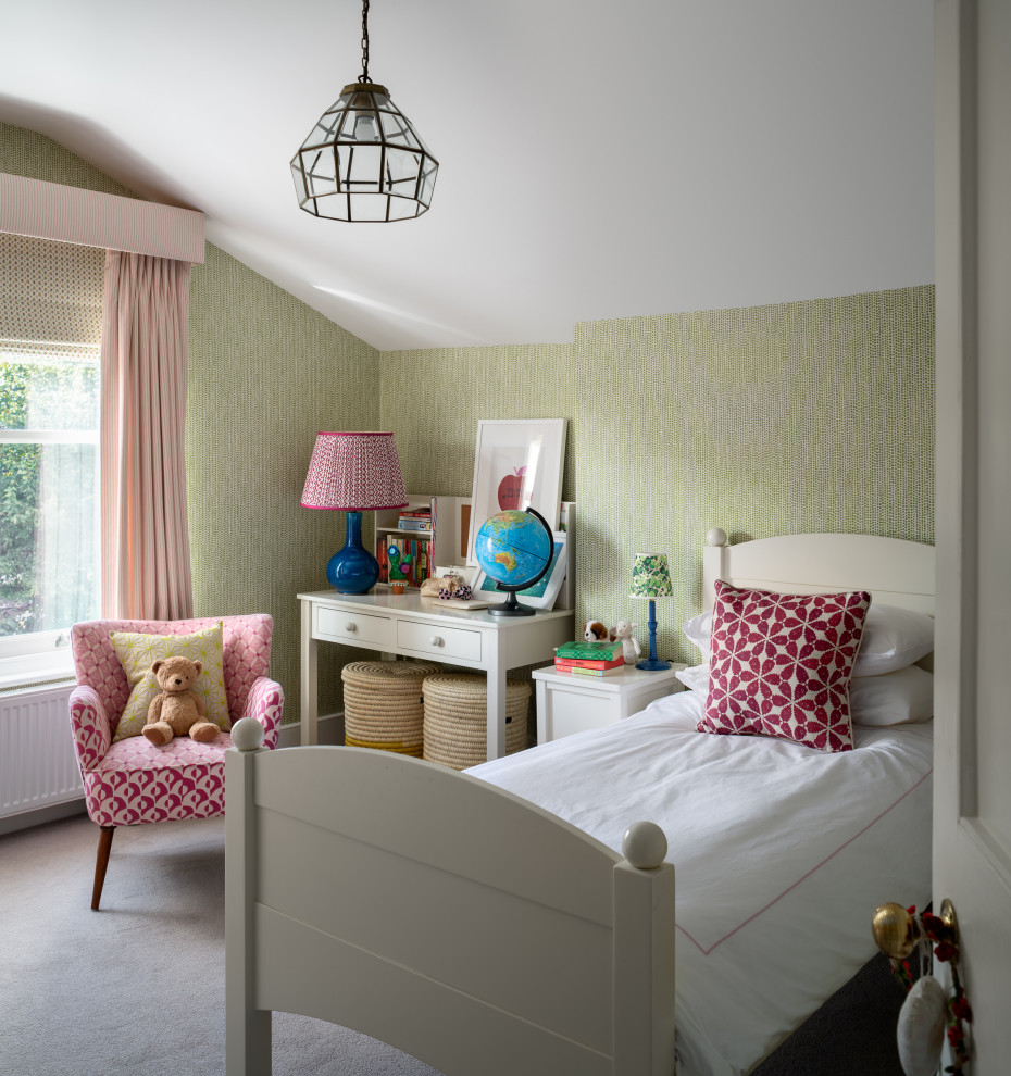 Immagine di una cameretta per bambini da 4 a 10 anni classica con pareti verdi, moquette, pavimento beige e carta da parati