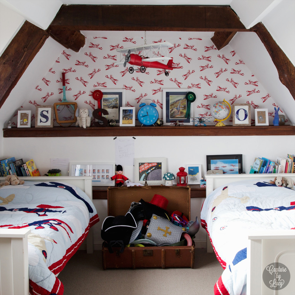 Cette photo montre une chambre d'enfant de 4 à 10 ans tendance avec un mur blanc.
