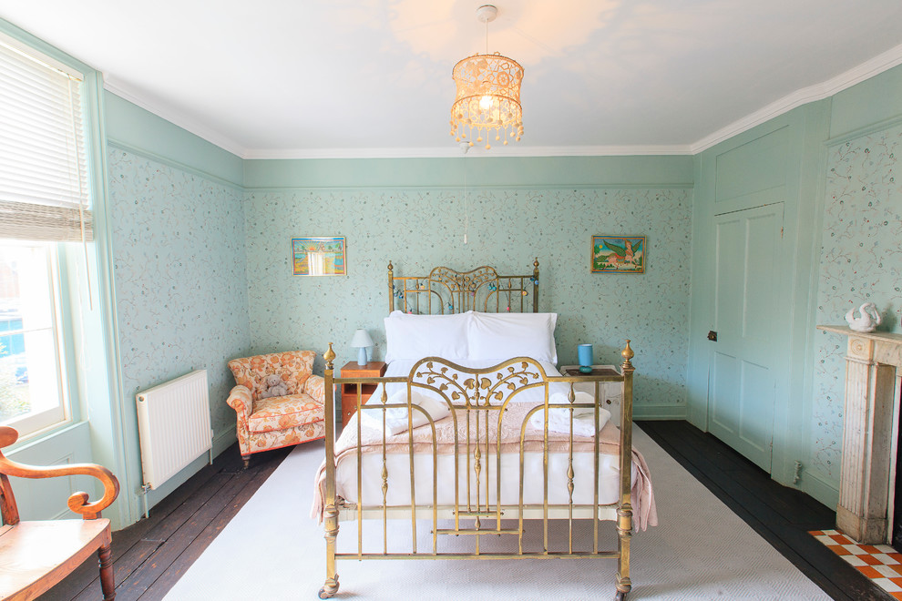 Klassisches Mädchenzimmer mit Schlafplatz, blauer Wandfarbe und dunklem Holzboden in Sussex