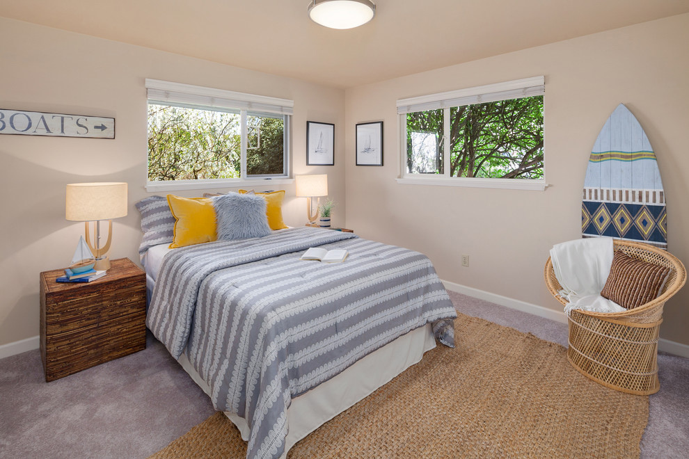 Modelo de dormitorio infantil vintage de tamaño medio con paredes beige, moqueta y suelo gris