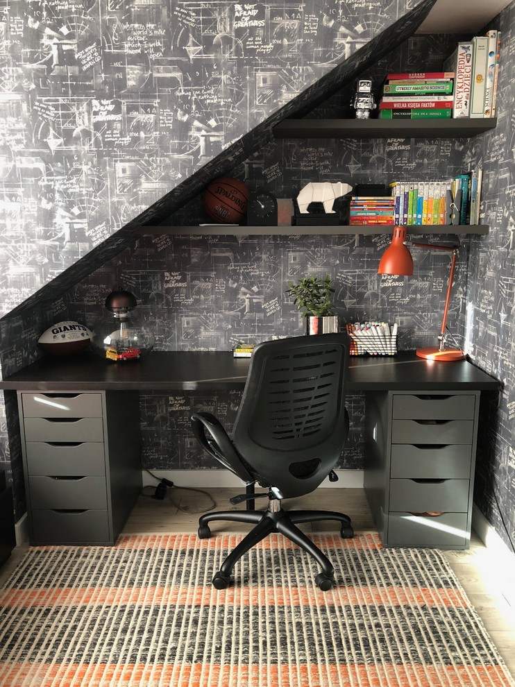 Modern inredning av ett litet pojkrum kombinerat med skrivbord och för 4-10-åringar, med svarta väggar, laminatgolv och brunt golv