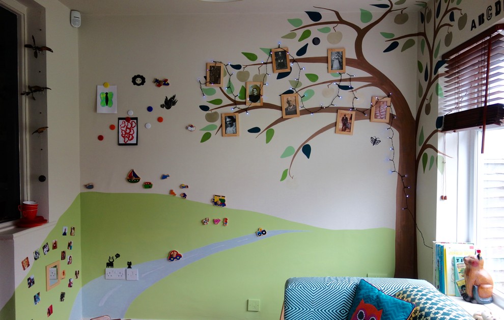 Modelo de dormitorio infantil de 1 a 3 años ecléctico pequeño con paredes multicolor y suelo de madera en tonos medios