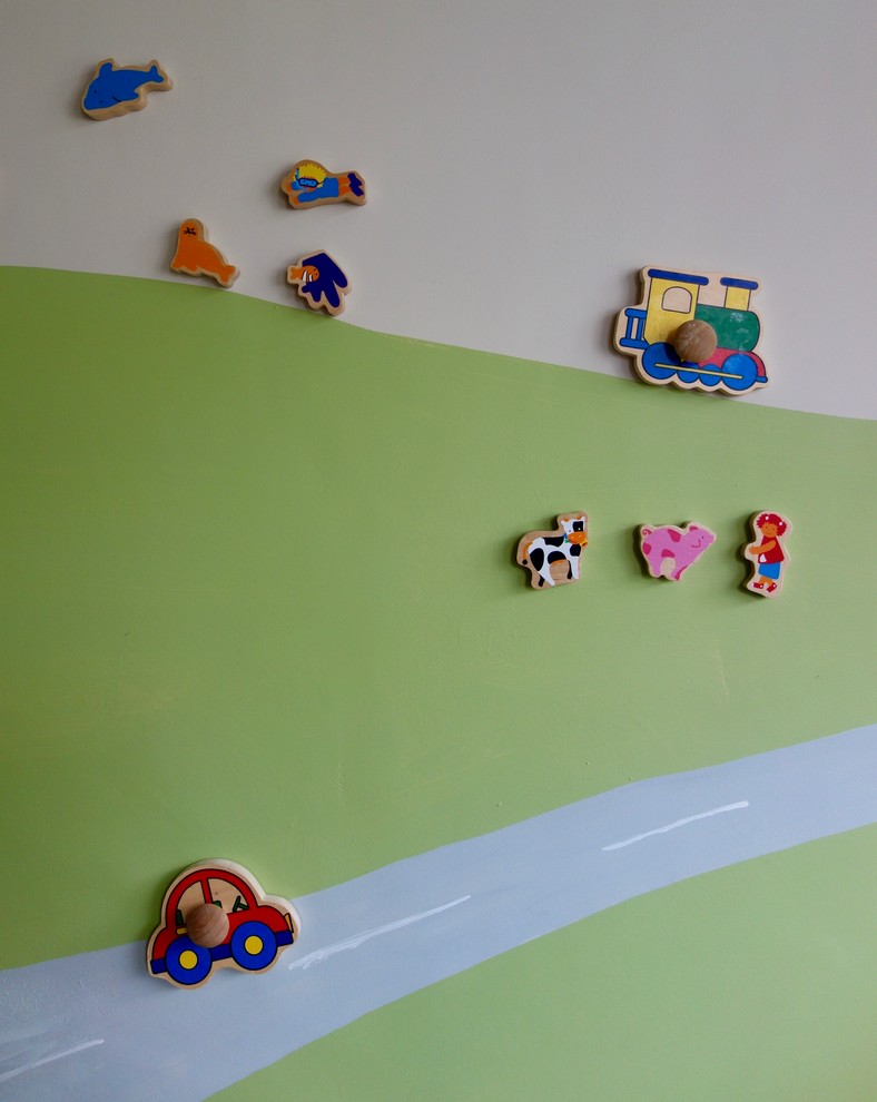 Cette image montre une petite chambre d'enfant de 1 à 3 ans bohème avec un mur multicolore et un sol en bois brun.