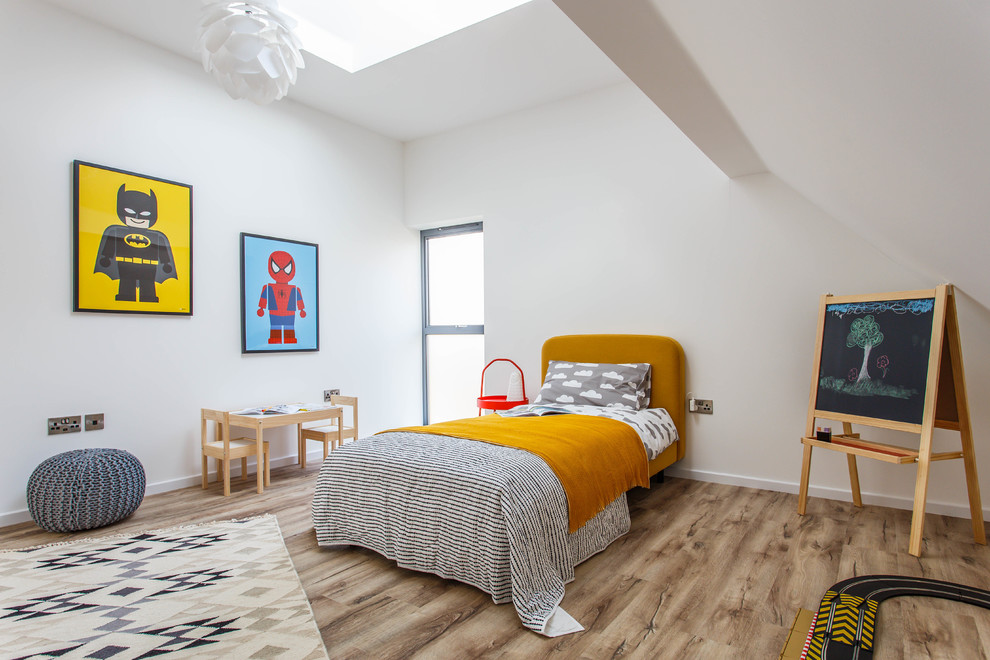 Cette image montre une chambre d'enfant design avec un mur blanc, un sol en bois brun et un sol marron.