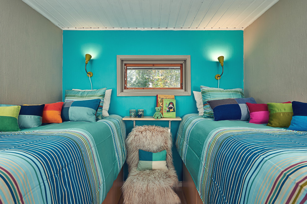 Foto di una cameretta per bambini eclettica con pareti blu e pavimento marrone