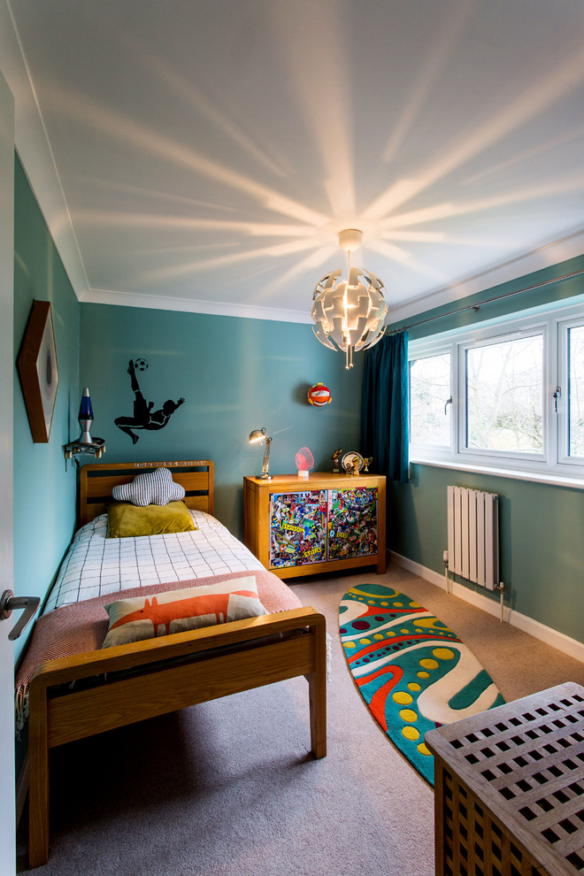 Modelo de dormitorio infantil ecléctico con paredes azules, moqueta, suelo beige, papel pintado y papel pintado